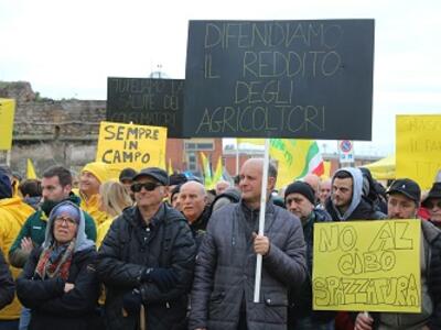 Blitz a terra e a bordo di alcune barche al porto di Civitavecchia per denunciare l&#039;invasione di materie prime agricole e prodotti agroalimentari stranieri