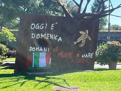 Il comune piazza due piante per coprire le scritte proPal dello scultore e qualcuno, nella notte, le sposta: cronaca di una brazelletta
