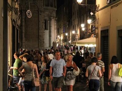 Secondo appuntamento in centro storico con i &#039;Giovedì di luglio&#039;: entrano nel vivo i saldi estivi