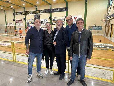 Il candidato sindaco Paolo Rontani in visita alla Nottolini Volley insieme ai candidati Lido Moschini e Eleonora Vaselli