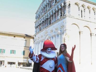 Lucca in Maschera, domenica la grande sfilata del Carnevale di Viareggio sulle Mura con il primo carro allegorico dedicato alla città