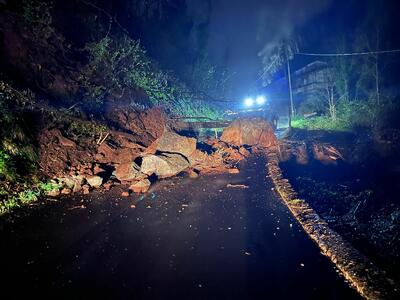 Non c’è pace per gli abitanti di Borgo a Mozzano e Bagni di Lucca: frana nella notte sulla strada fra Chifenti e Corsagna