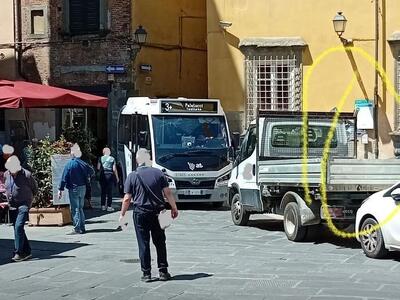 Navetta in centro storico bloccata dalle auto in sosta selvaggia, Autolinee Toscane denuncia i loro proprietari