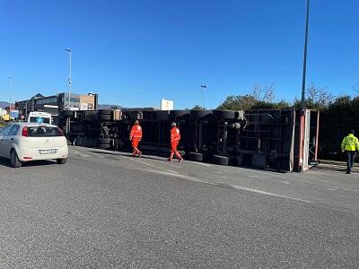 Tir si rovescia davanti a Mc Donald&#039;s: traffico in tilt