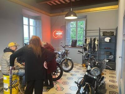 Grande festa per l&#039;inaugurazione del nuovo store Royal Enfield in città