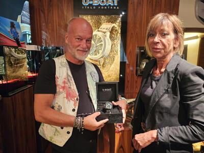 Premio fedeltà alle Gazzette: Italo Fontana consegna un orologio U47 all&#039;avvocato Cristiana Francesconi