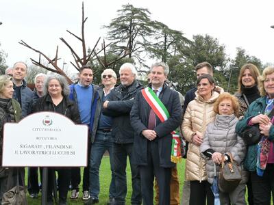 La rotatoria fuori Porta Sant’Anna intitolata alle sigaraie, filandine e lavoratrici lucchesi