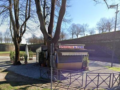 Chiosco esterno a Porta Santa Maria: l&#039;amministrazione ha sempre dimostrato la massima disponibilità per favorire la prosecuzione dell&#039;attività storica in altro luogo