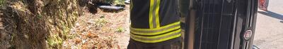 Barga, donna di 84 anni si ribalta con l&#039;auto in curva