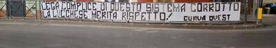 Baratro Lucchese, la rabbia della Curva Ovest: striscioni in tutta la città