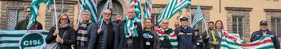 Sit-in della polizia municipale in piazza Napoleone