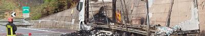 Notte di super lavoro per i pompieri per tenere sotto controllo l’incendio del camion: la Bretella resta chiusa in entrambi i sensi