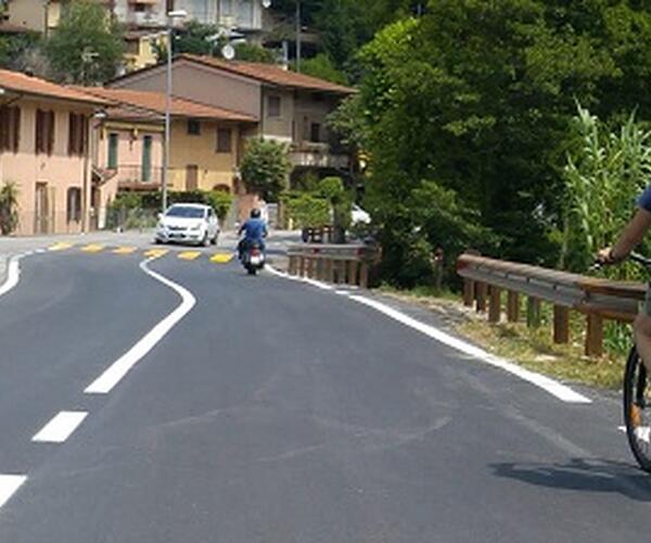 Nel cuore della notte quattro persone incappucciate tentano di fermargli l'auto: paura sulla via Vecchia Provinciale a Massarosa