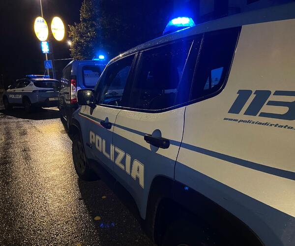 Accoltellamento sul treno stracolmo partito da Viareggio: caos e calca, a Lucca il fuggi fuggi. Denunciato un marocchino