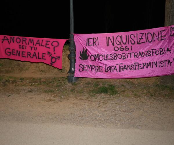 Nel cuore della notte la timida protesta contro il generale Vannacci da parte di &#039;lotta transfemminista&#039;