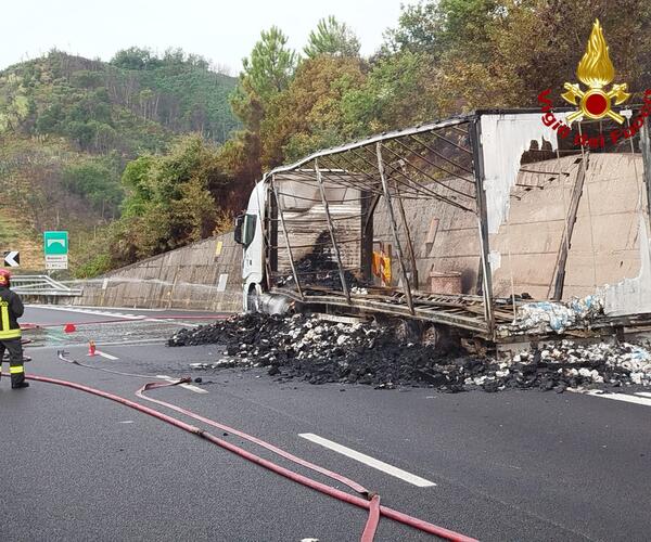 Notte di super lavoro per i pompieri per tenere sotto controllo l’incendio del camion: la Bretella resta chiusa in entrambi i sensi