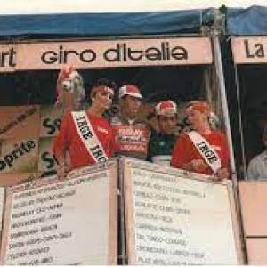 thumbnail_Allocchio sul podio del Giro d'Italia dopo la vittoria nella tappa di Pietrasanta