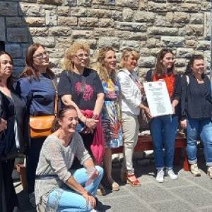 foto di gruppo con gli organizzatori comune scuola 