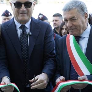 Gabriele Filippini e il sindaco Valerio Pianigiani tagliano il nastro